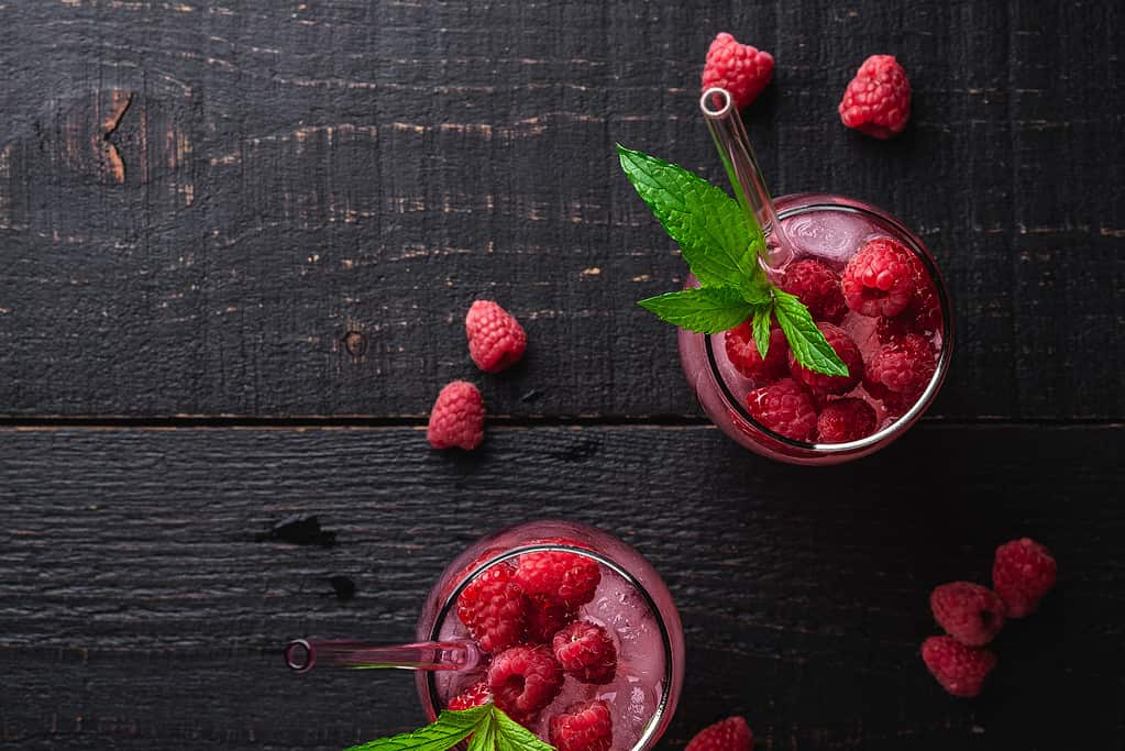 sparkling raspberry lemonade drink